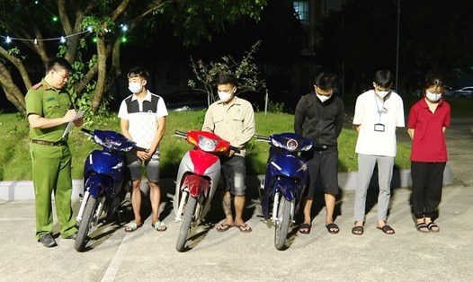Công an thành phố Ninh Bình xử lý nhó thanh, thiếu niên tụ tập chạy xe máy lạng lách, đánh võng gây mất an ninh trật tự. Ảnh: Diệu Anh