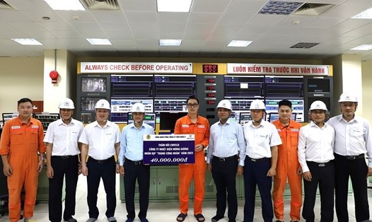 Đoàn công tác của EVNGENCO3 thăm và tặng quà đoàn viên, người lao động của  Nhà máy Nhiệt điện Mông Dương 1. Ảnh: Đức Long