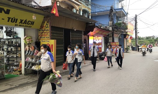 Công nhân Khu công nghiệp Quang Châu (huyện Việt Yên, tỉnh Bắc Giang) trên đường trở về phòng trọ sau giờ làm việc. Ảnh: Quế Chi
