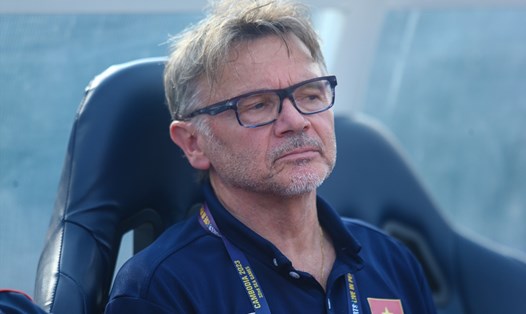 Huấn luyện viên Philippe Troussier đang đứng trước việc lựa chọn nhân sự cho tuyển Việt Nam. Ảnh: Thanh Vũ