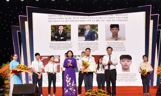 Lãnh đạo của Hà Nội và Bộ GDĐT trao bằng khen cho những học sinh đạt thành tích xuất sắc trong năm học 2022-2023. Ảnh: Sở Giáo dục và Đào tạo Hà Nội