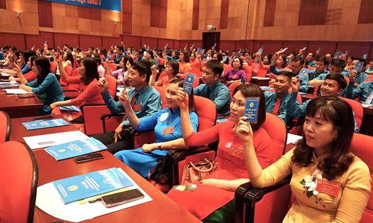 Đại biểu biểu quyết tại Đại hội Công đoàn thị xã Quảng Yên lần thứ XI, nhiệm kỳ 2023-2028. Ảnh: LĐLĐ TX.Quảng Yên