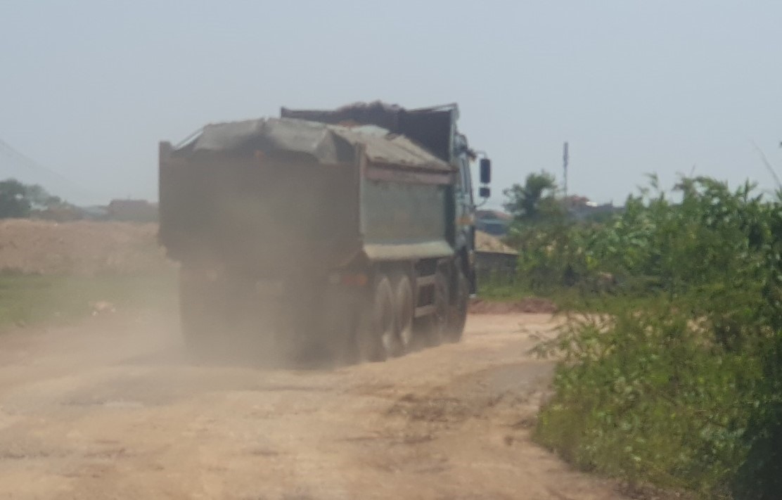 Xe chở đất khai thác trái phép đến đổ đất san lấp cho dự án. Ảnh: Hưng Thơ