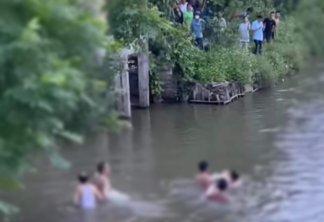 Tìm kiếm nam sinh lớp 12 đuối nước trên sông Sa Lung (xã Liên Hoa, huyện Đông Hưng, tỉnh Thái Bình) vào chiều ngày 23.5. Ảnh: Người dân cung cấp