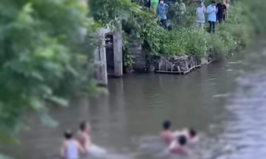 Tìm kiếm nam sinh lớp 12 đuối nước trên sông Sa Lung (xã Liên Hoa, huyện Đông Hưng, tỉnh Thái Bình) vào chiều ngày 23.5. Ảnh: Người dân cung cấp