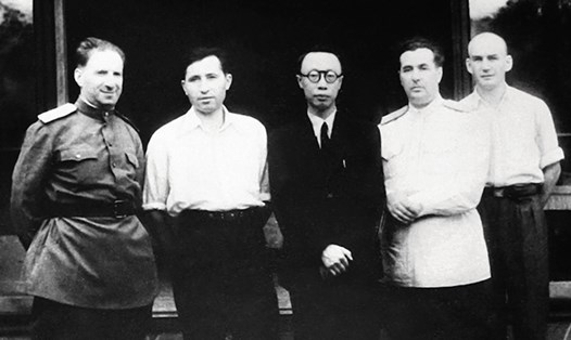 Hoàng đế cuối cùng của Trung Quốc Phổ Nghi (giữa) trong một bức ảnh cũ. Ảnh: Phillips