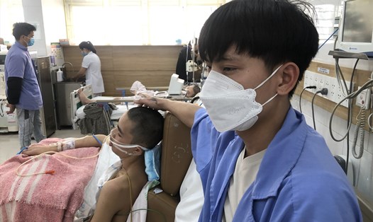 Công nhân bị nhiễm độc methanol tại Bắc Ninh. Ảnh: Bảo Hân.