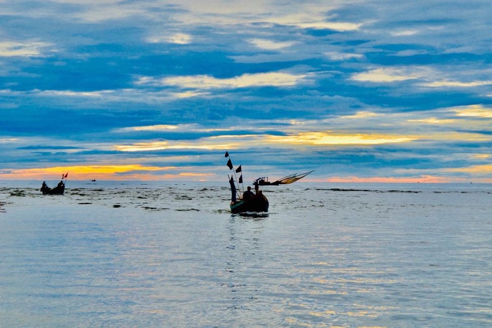 Sau nhiều ngày tìm kiếm, hiện lực lượng chức năng cùng ngư dân dân địa phương đã tìm thấy 1 thi thể trong vụ 2 anh em ngư dân mất tích trên biển ở xã Cương Gián. Ảnh: Văn Hậu.