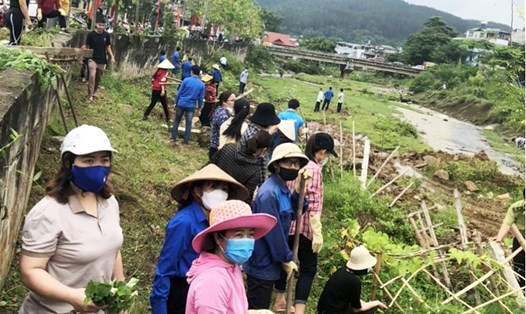 Đoàn viên, CNVCLĐ huyện Than Uyên (tỉnh Lai Châu) tham gia dọn vệ sinh môi trường và trồng cây. Ảnh: LĐLĐ Than Uyên