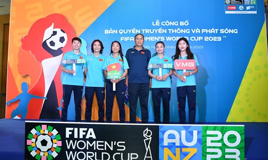 Huấn luyện viên Mai Đức Chung và các cầu thủ tuyển nữ Việt Nam tại Lễ công bố bản quyền phát sóng FIFA World Cup nữ 2023. Ảnh: Tú Nguyễn