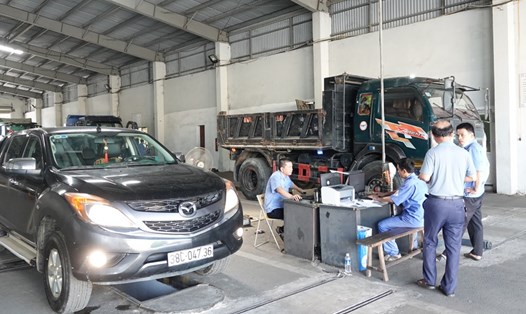 Cán bộ, nhân viên Trung tâm Đăng kiểm 3802D - Hà Tĩnh tiến hành đăng kiểm xe cho chủ phương tiện. Ảnh: Trần Tuấn.
