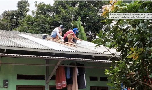 Một dự án ở Indonesia triển khai lớp phủ lên mái nhà để giảm nóng bức. Ảnh:  Cool Roofs Indonesia