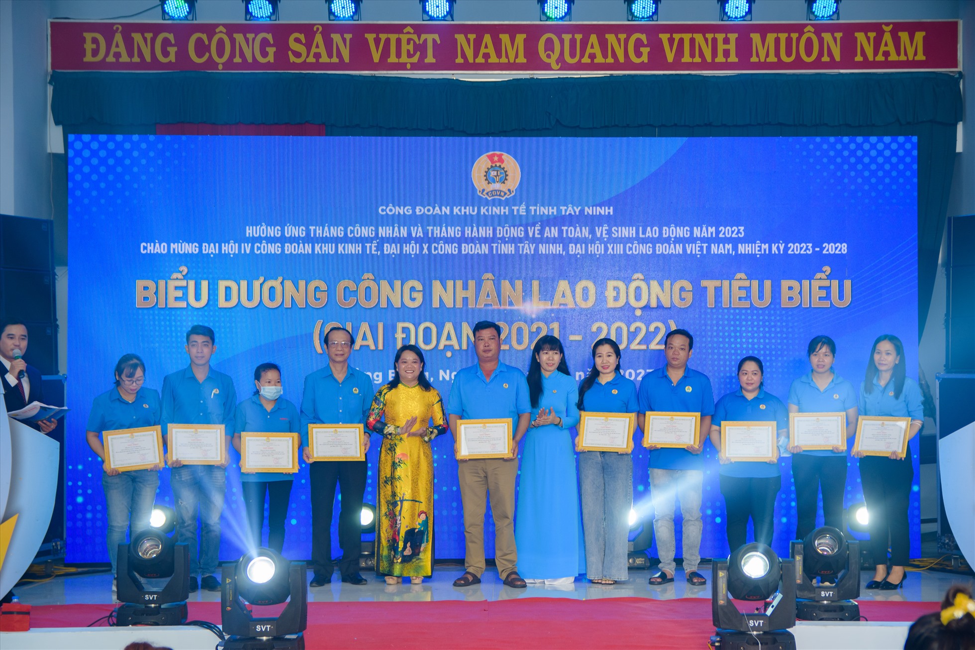 Biểu dương công nhân lao động tiêu biểu. Ảnh: Phương Dung