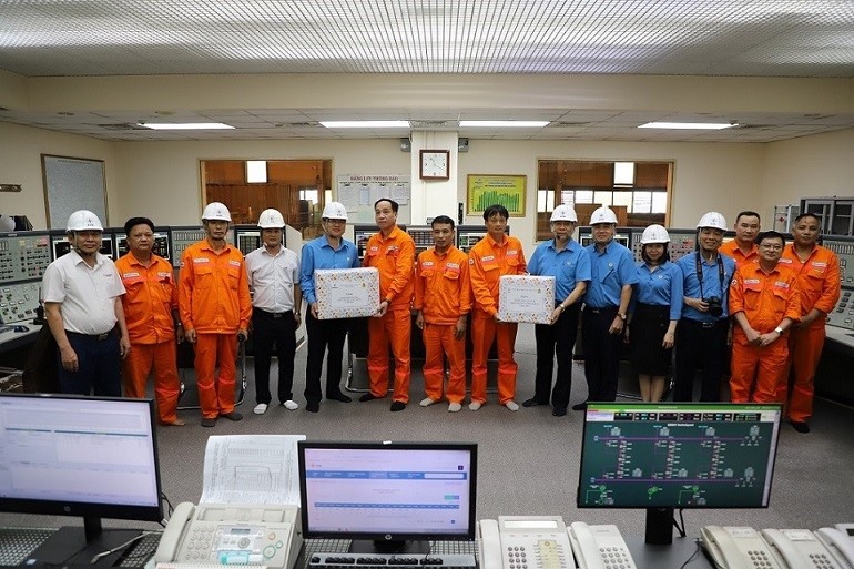 Đoàn công tác của Công đoàn Điện lực Việt Nam trao quà cho đoàn viên, người lao động. Ảnh: Công đoàn Điện lực Việt Nam