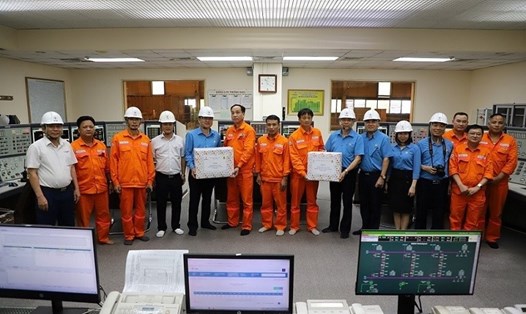 Đoàn công tác của Công đoàn Điện lực Việt Nam trao quà cho đoàn viên, người lao động. Ảnh: Công đoàn Điện lực Việt Nam