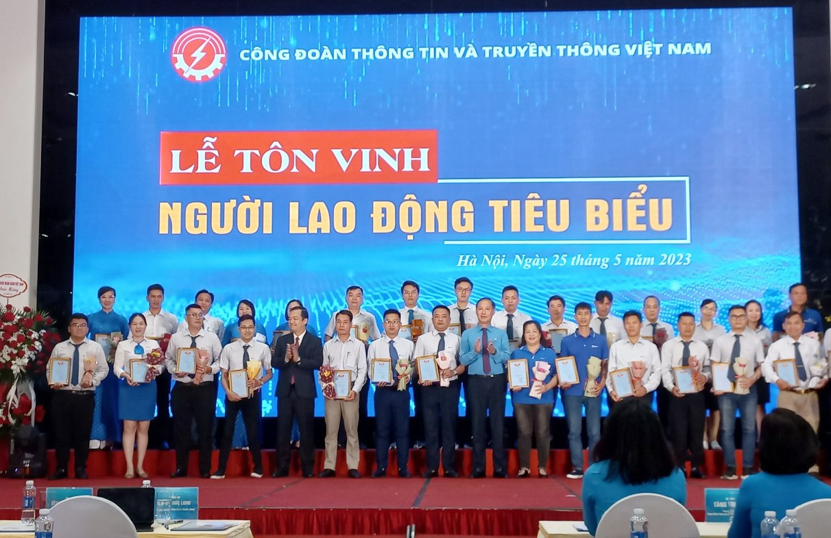 Người lao động tiêu biểu được tôn vinh tại buổi lễ. Ảnh: Lương Hạnh