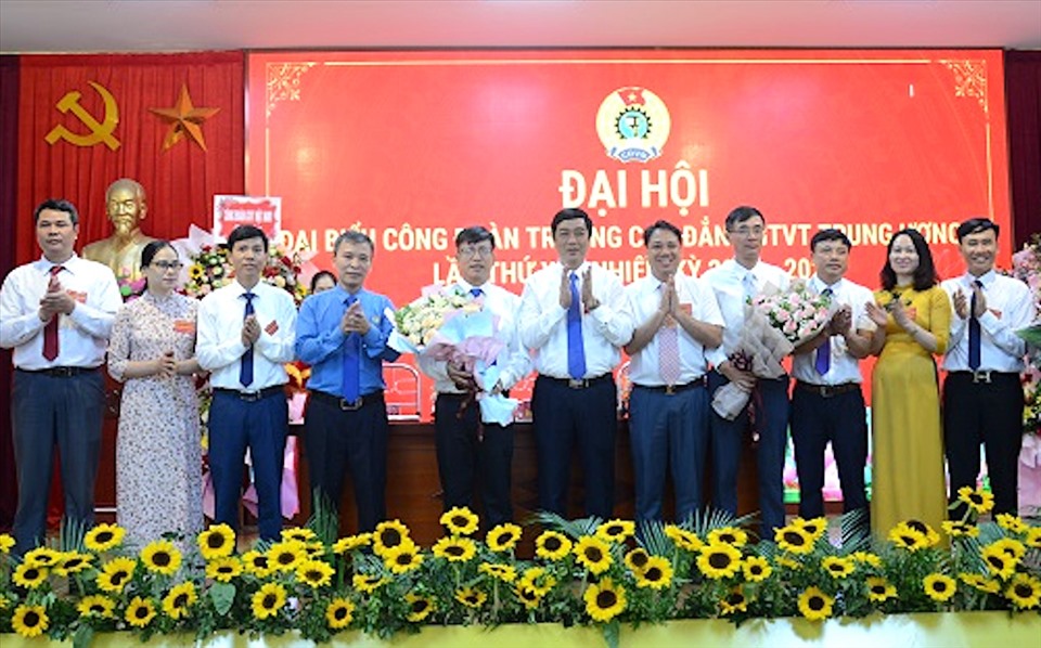 Ra mắt Ban Chấp hành Trường Cao đẳng Giao thông Vận tải Trung ương II nhiệm kỳ 2023-2028. Ảnh: Công đoàn GTVT VN