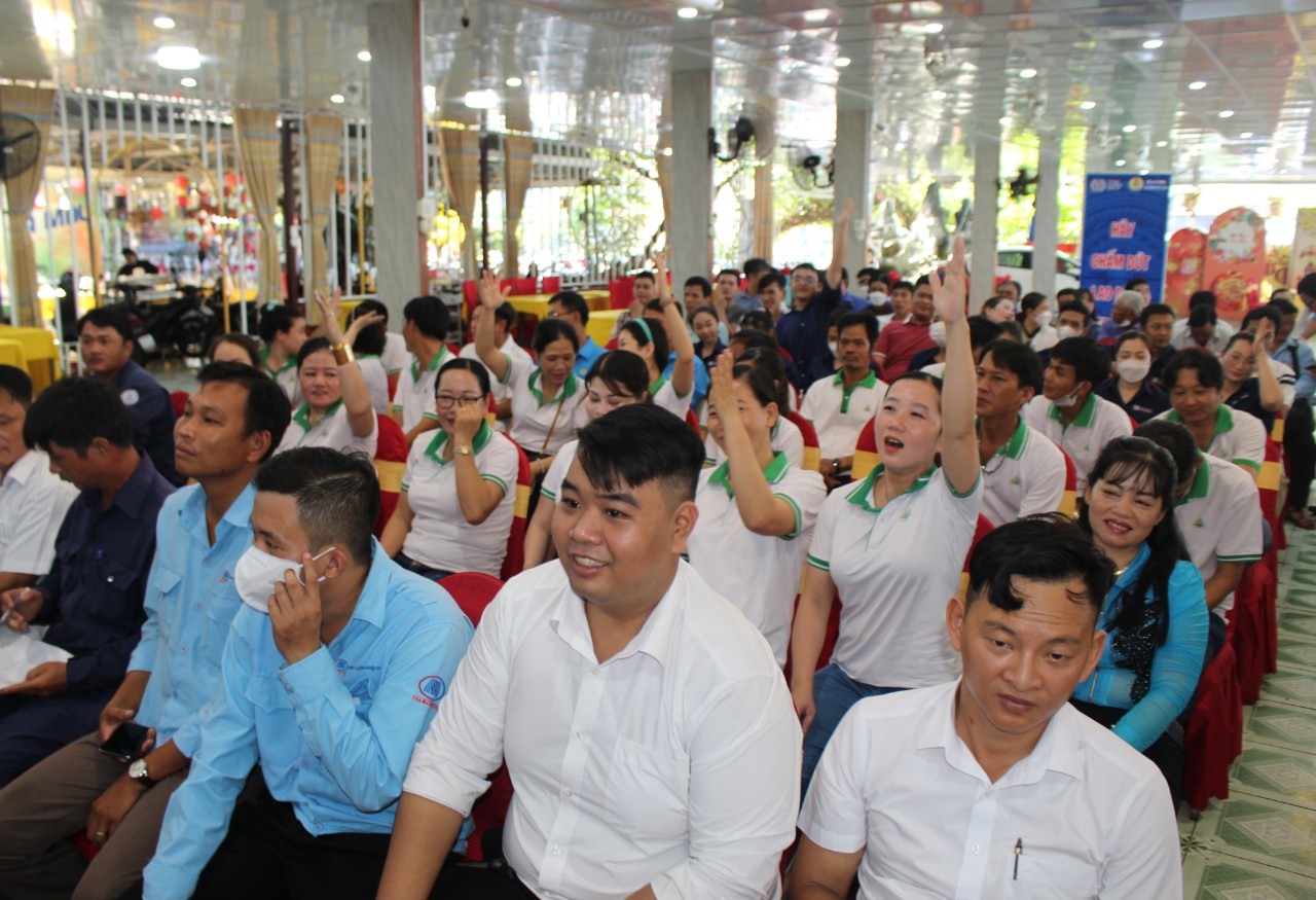 Công nhân lao động hào hứng tham gia các trò chơi. Ảnh: Thiệu Vũ