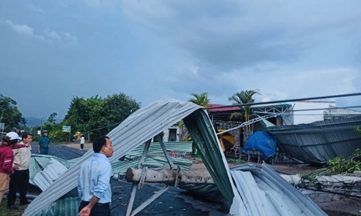 Giông lốc cuốn bay mái tôn nhà dân ở huyện Krông Pa. Ảnh Ngọc Hùng