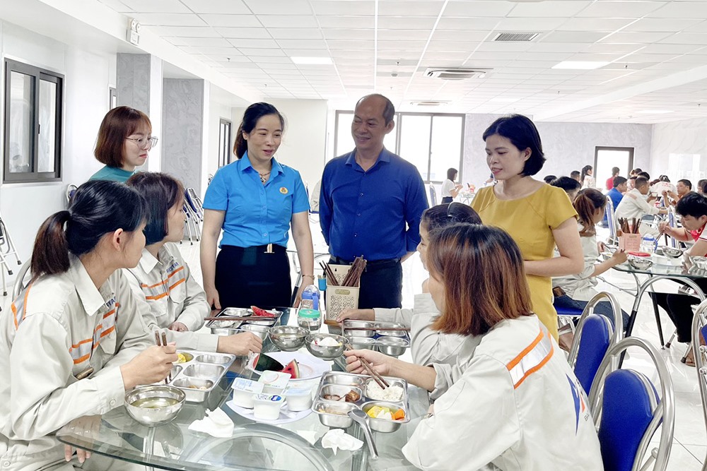 Lãnh đạo Liên đoàn Lao động huyện Lâm Thao thăm hỏi công nhân Công ty Cổ phần Tập đoàn bao bì Avestar tại bữa cơm công đoàn. Ảnh: Đức Thuận