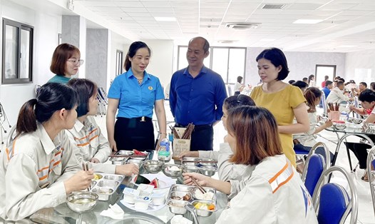 Lãnh đạo Liên đoàn Lao động huyện Lâm Thao thăm hỏi công nhân Công ty Cổ phần Tập đoàn bao bì Avestar tại bữa cơm công đoàn. Ảnh: Đức Thuận