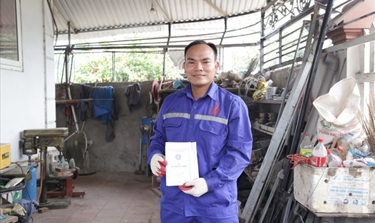 Anh Nguyễn Văn Thủy được BHXH Việt Nam chi trả số tiền bảo hiểm tai nạn lao động, bệnh nghề nghiệp 44 triệu đồng. Ảnh: BHXH Việt Nam