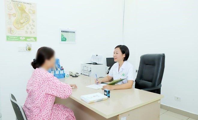 Nhiều khi thấy bụng to bất thường, chị em cũng nên đi khám để kiểm tra sức khỏe, không nên nghĩ rằng đó là tăng cân mà chủ quan. Nguồn ảnh: Bệnh viện Phụ sản Hà Nội