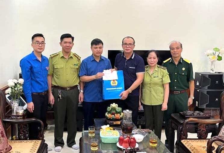 Đại diện Công đoàn ngành Nông nghiệp và Phát triển nông thôn tỉnh Thái Nguyên tặng quà đoàn viên. Ảnh: Công đoàn Thái Nguyên