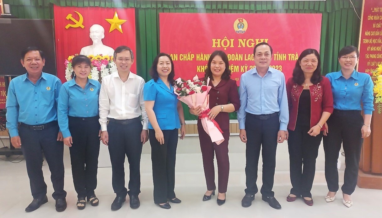 Lãnh đạo Tỉnh ủy Trà Vinh và Tổng LĐLĐ Việt Nam tặng hoa chúc mừng đồng chí Trần Thị Kim Chung. Ảnh: Trí Dũng