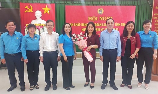 Lãnh đạo Tỉnh ủy Trà Vinh và Tổng LĐLĐ Việt Nam tặng hoa chúc mừng đồng chí Trần Thị Kim Chung. Ảnh: Trí Dũng