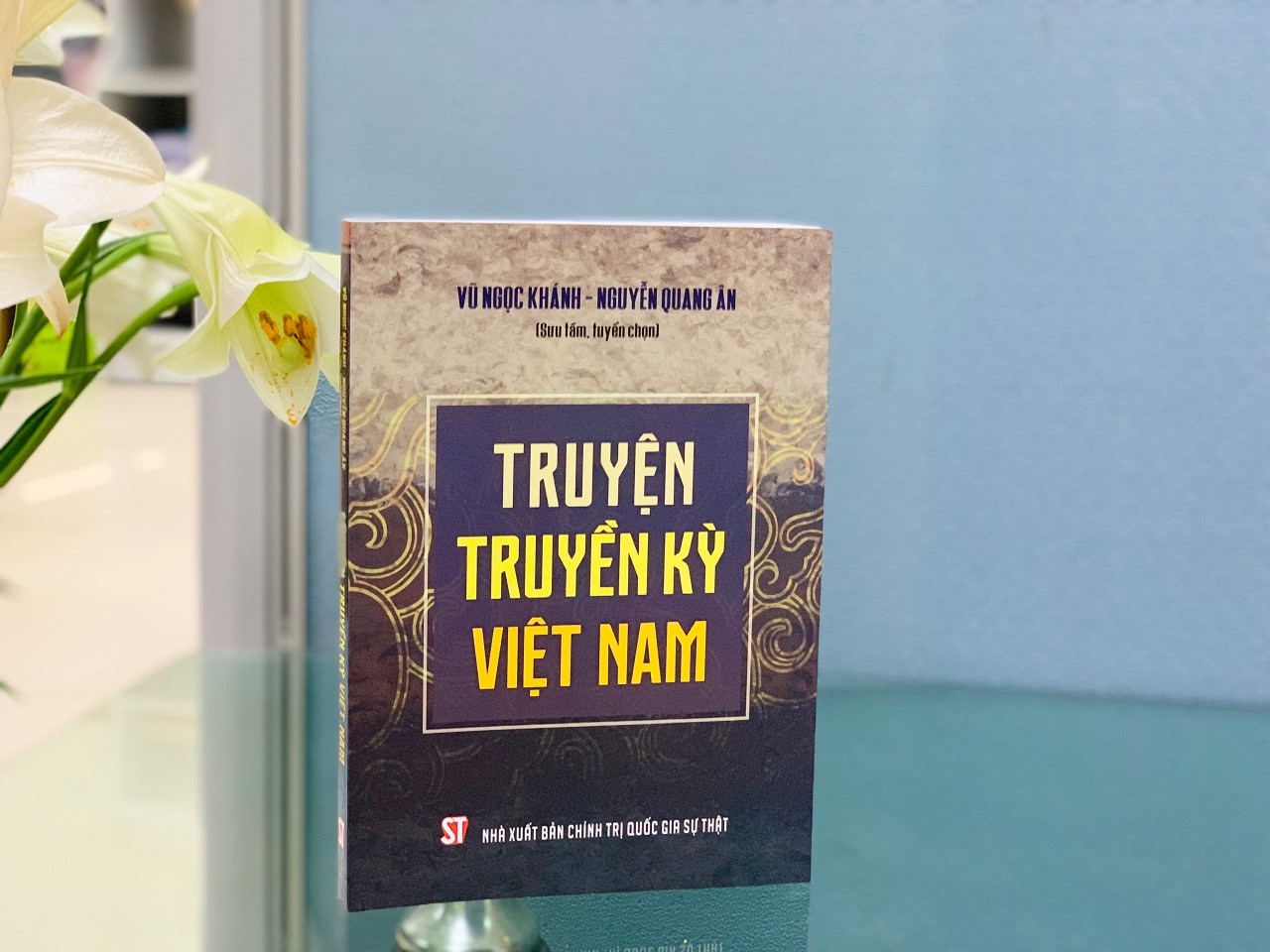 Cuốn sách "Truyền truyền kỳ Việt Nam" vừa được Nhà Xuất bản Chính trị quốc gia Sự thật ấn hành. Ảnh: Ái Vân
