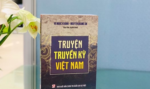 Cuốn sách "Truyền truyền kỳ Việt Nam" vừa được Nhà Xuất bản Chính trị quốc gia Sự thật ấn hành. Ảnh: Ái Vân