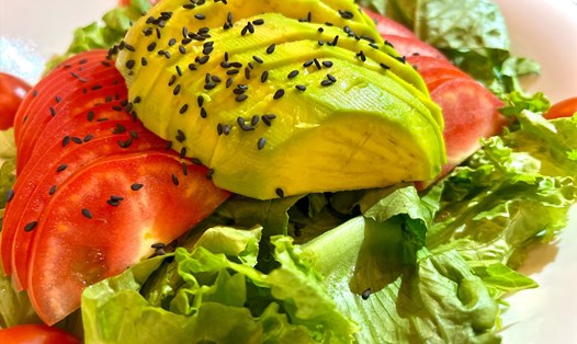 Salad là một trong những cách dễ dàng để đưa trái cây, rau xanh vào chế độ ăn uống. Ảnh: Thanh Thanh