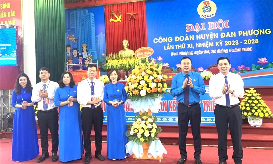 Chủ tịch Liên đoàn Lao động thành phố Hà Nội Phạm Quang Thanh (thứ hai từ phải sang) và Phó Chủ tịch Liên đoàn Lao động thành phố Hà Nội Lê Đình Hùng (thứ nhất từ phải sang) chúc mừng Đại hội Liên đoàn Lao động huyện Đan Phượng. Ảnh: Hải Yến