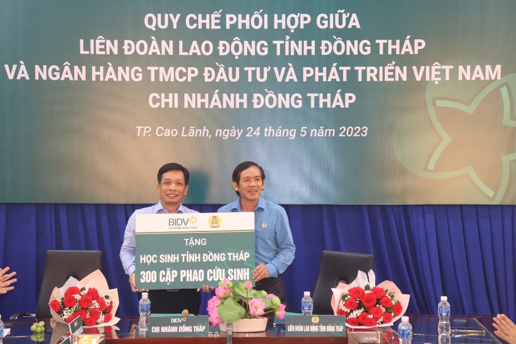 Ngân hàng TMCP Đầu tư và Phát triển Việt Nam chi nhánh tỉnh Đồng Tháp trao 300 cặp phao cứu sinh cho LĐLĐ tỉnh Đồng Tháp. Ảnh: Hùng Lưu