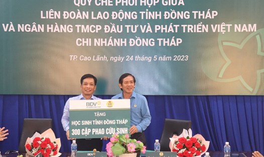 Ngân hàng TMCP Đầu tư và Phát triển Việt Nam chi nhánh tỉnh Đồng Tháp trao 300 cặp phao cứu sinh cho LĐLĐ tỉnh Đồng Tháp. Ảnh: Hùng Lưu