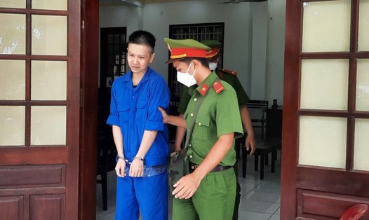 Bị cáo Nguyễn Lê Duy Ân bị dẫn ra khỏi tòa sau khi xét xử về tội "lừa đảo, chiếm đoạt tài sản". Ảnh: Công an cung cấp
