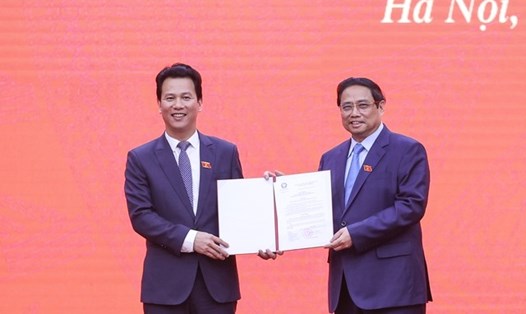Thủ tướng Phạm Minh Chính trao Quyết định của Chủ tịch nước bổ nhiệm ông Đặng Quốc Khánh làm Bộ trưởng Bộ Tài nguyên và Môi trường. Ảnh: VGP/Nhật Bắc