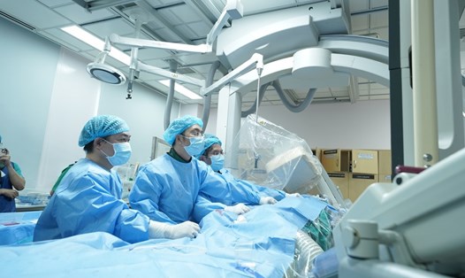 Êkip bác sĩ thay van động mạch phổi qua da cho bệnh nhi. Ảnh: Bệnh viện Đại học Y Dược TP Hồ Chí Minh