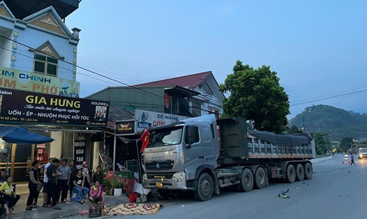 Vụ tai nạn giao thông nghiêm trọng xảy ra chiều nay tại Lào Cai đã có 2 nạn nhân tử vong. Ảnh: Người dân cung cấp.