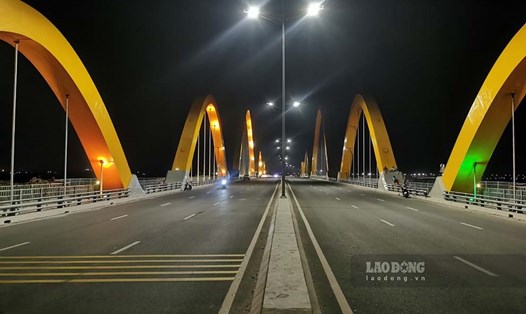 Cầu Tình Yêu chụp ngày 24.5.2023, một số vị trí đèn 2 bên cầu đã không sáng, một số đèn có hiện tượng nhấp nháy. Ảnh: Đoàn Hưng