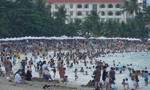 Khách du lịch tắm biển Nha Trang, Khánh Hòa dịp nghỉ lễ 30.4-1.5. 
Ảnh: Hữu Long