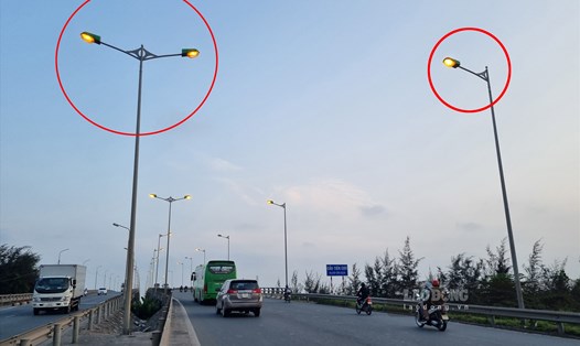 Lãng phí điện năng, đèn đường sáng giữa ban ngày tại quốc lộ 10 khu vực qua cầu Tiên Cựu (TP Hải Phòng). Ảnh: Hà Vi