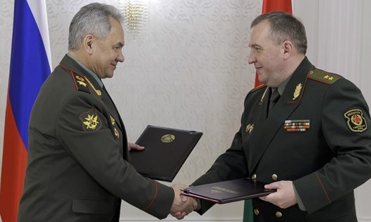 Bộ trưởng Quốc phòng Nga Sergei Shoigu (trái) và Bộ trưởng Quốc phòng Belarus Viktor Khrenin tại Minsk, Belarus ngày 25.5. Ảnh: Bộ Quốc phòng Nga
