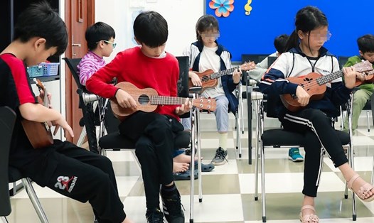 Để trẻ cân bằng giữa việc chơi và việc học, hiện một số trường đang nỗ lực thiết kế các tiết học trải nghiệm để trẻ em được "học mà chơi". Ảnh minh họa: Nguyễn Nam