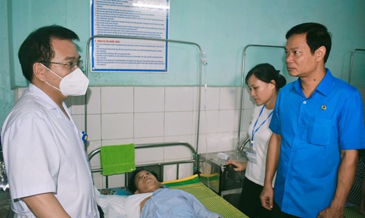 Ông Nguyễn Thái Dương - Phó Chủ tịch thường trực LĐLĐ tỉnh Thái Bình - thăm hỏi, động viên, trao quà cho công nhân lao động đang điều trị tại Bệnh viện Đa khoa tỉnh. Ảnh: Trung Du