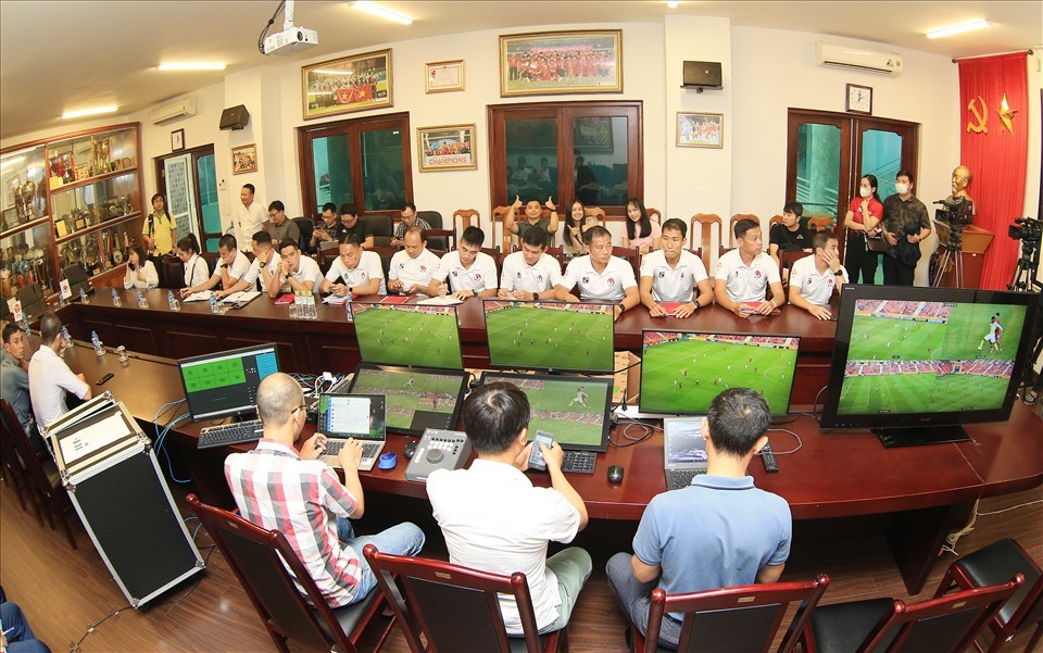 Trọng tài trực tiếp điều hành trận đấu, thực hành trên xe VAR