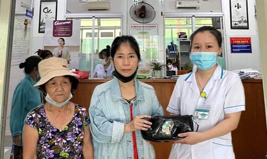 Bệnh viện Đà Nẵng trả lại tài sản bị đánh rơi cho bệnh nhân. Ảnh: Bệnh viện Đà Nẵng