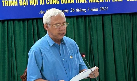 Chủ tịch LĐLĐ tỉnh An Giang Nguyễn Thiện Phú phát biểu tiếp thu ý kiến các đại biểu tại Hội thảo. Ảnh: Cẩm Tú