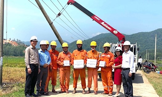 Công đoàn Công ty Điện lực Phú Yên thăm và động viên công nhân Điện lực Đông Hòa. Ảnh: Hồng Hoa